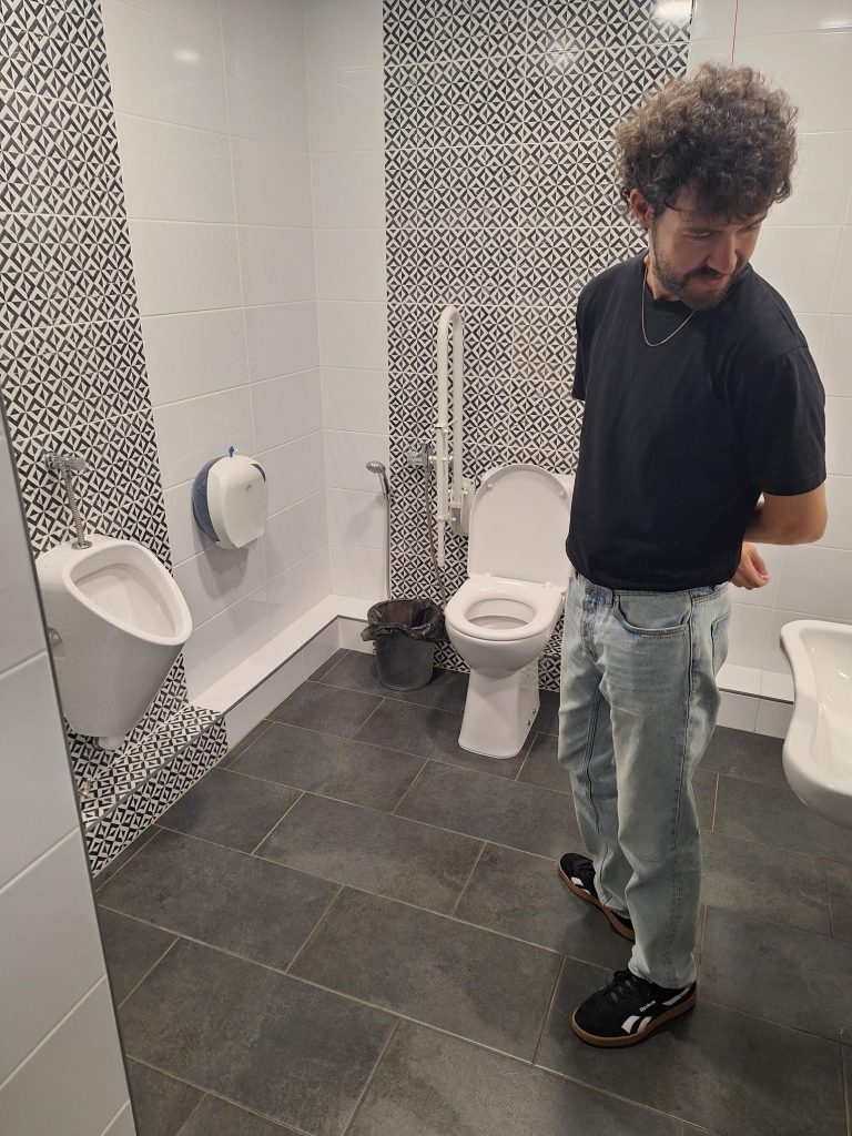 The toilet room with a toilet, a urinal and a washbasin.